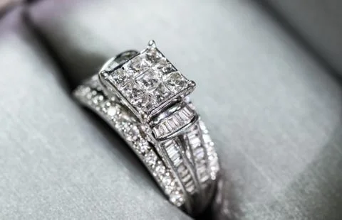 A diamond engagement ring in a box with glint/reflection. Shimmering princess Foto stock