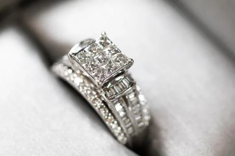 A diamond engagement ring in a box with glint/reflection. Shimmering princess Foto stock