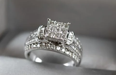 A diamond engagement ring in a box with glint/reflection. Shimmering princess Foto stock