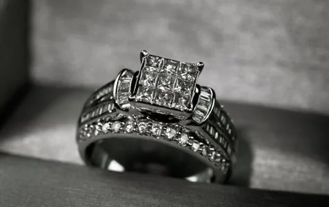 A diamond engagement ring in a box with glint/reflection. Shimmering princess Foto stock
