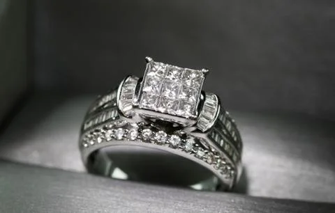 A diamond engagement ring in a box with glint/reflection. Shimmering princess Foto stock