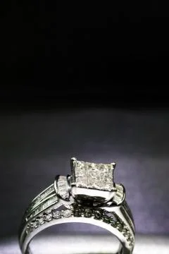 A diamond engagement ring in a box with glint/reflection. Shimmering princess Stock-Fotos