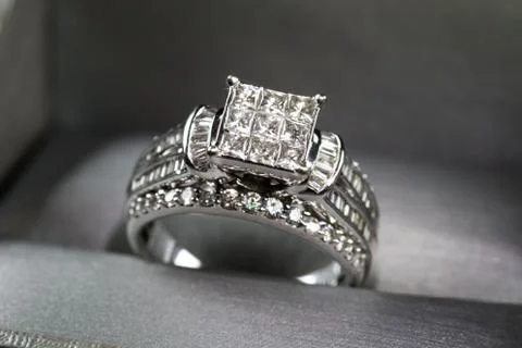 A diamond engagement ring in a box with glint/reflection. Shimmering princess Foto stock