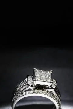 A diamond engagement ring in a box with glint/reflection. Shimmering princess Foto stock