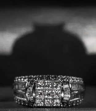 A diamond engagement ring in a box with glint/reflection. Shimmering princess Foto stock