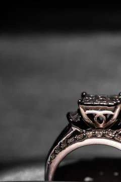 A diamond engagement ring in a box with glint/reflection. Shimmering princess Stock-Fotos