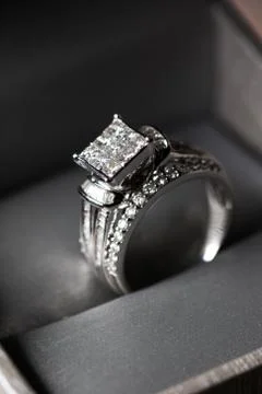 A diamond engagement ring in a box with glint/reflection. Shimmering princess Foto stock