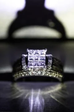 A diamond engagement ring in a box with glint/reflection. Shimmering princess Foto stock