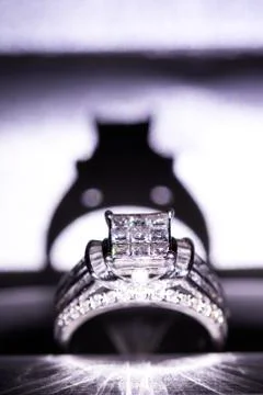 A diamond engagement ring in a box with glint/reflection. Shimmering princess Stock-Fotos