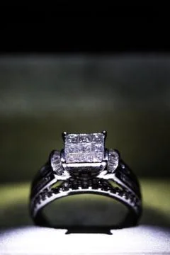 A diamond engagement ring in a box with glint/reflection. Shimmering princess Foto stock