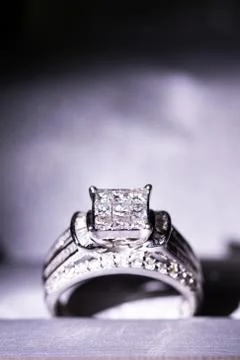 A diamond engagement ring in a box with glint/reflection. Shimmering princess Stock-Fotos