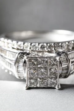 A diamond engagement ring in a box with glint/reflection. Shimmering princess Stock-Fotos