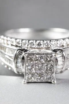 A diamond engagement ring in a box with glint/reflection. Shimmering princess Foto stock