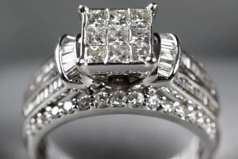 A diamond engagement ring in a box with glint/reflection. Shimmering princess Stock-Fotos