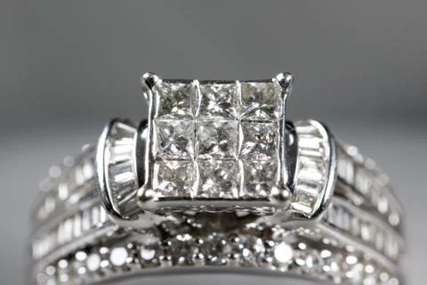 A diamond engagement ring in a box with glint/reflection. Shimmering princess Foto stock
