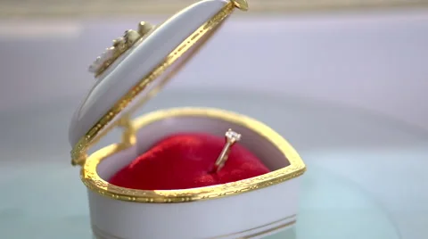 Diamond ring in a beautiful box rotates Stock-Footage 55823292