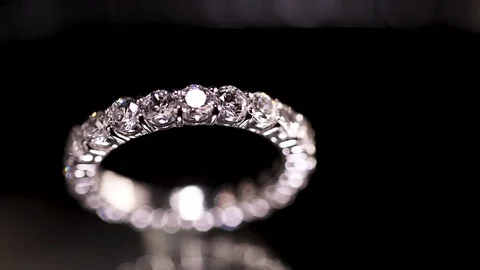 Diamond ring on black background 스톡 동영상 95411920