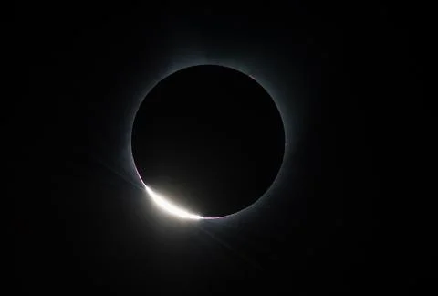 The Diamond Ring  effect is seen as the moon makes its final move over the .. Foto stock