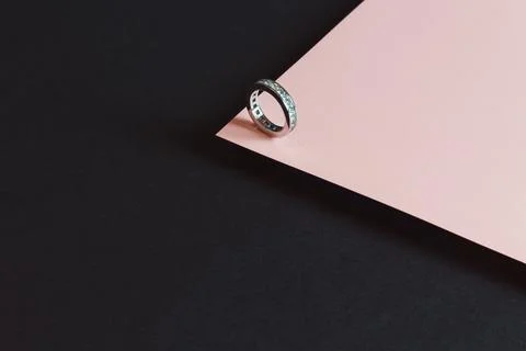 A diamond ring minimalistic shot over a pink and black background Fotos Stock