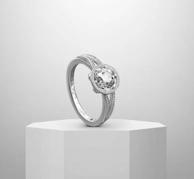 Diamond ring, on Shiny white round pedestal podium Foto stock