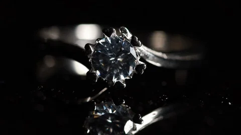 The diamond ring on the side shot shines in the light Vídeos de archivo 108975420