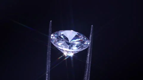 Diamond selective focus held in metal jeweller tweezers, brilliant stone cu.. Video stock 302655609