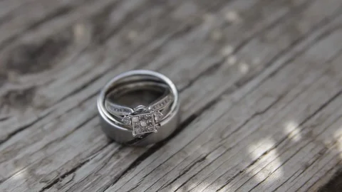 Diamond wedding ring on a rustic wood background Stock-Footage 106212056