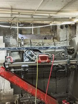 Diamond wire sawing setup for cutting reinforced concrete structure in indu.. Stockfoto's