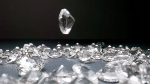Diamonds fall on the table. Pile of precious stones. Slow motion. Video stock 148196124