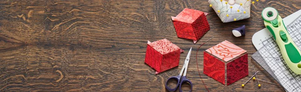 Diamonds stitched in the form of a cube. The process of sewing a quilt. Fotos de archivo