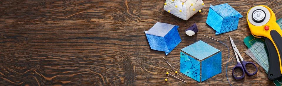 Diamonds stitched in the form of a cube. The process of sewing a quilt. Fotos de archivo