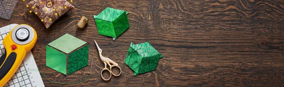 Diamonds stitched in the form of a cube. The process of sewing a quilt. Fotos Stock