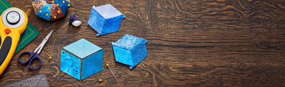 Diamonds stitched in the form of a cube. The process of sewing a quilt. Fotos de archivo