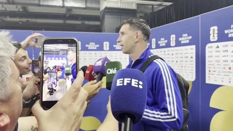 'Dibu' Martínez: "By the next match I'll be able to train and play normally", AR Video stock 337843743