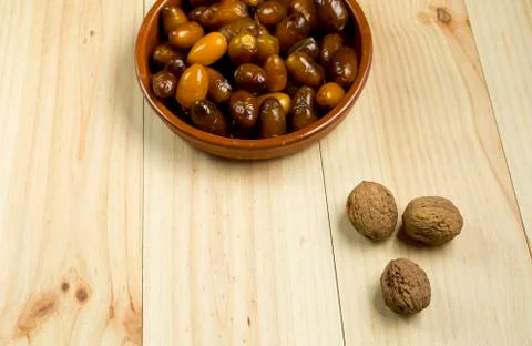 Dice and nuts on a background of pine wood. Foto stock