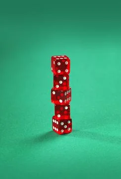 Dice Five red dice stacked on green. Copyright: xZoonar.com/J.xSandvikx 31... Foto stock