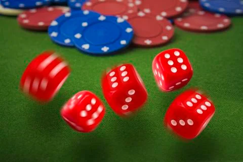 Dice on green felt Foto stock