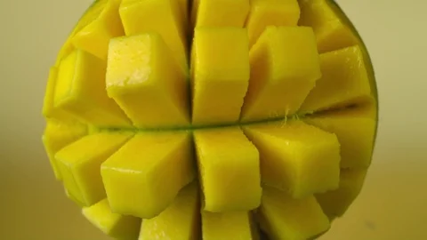 Diced mango open Stockbeeldmateriaal 81799369
