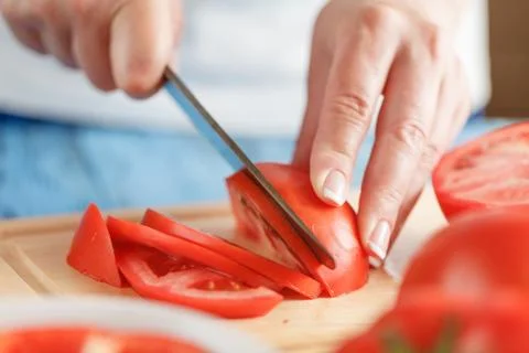 Diced tomatoes on a cutting board Foto stock
