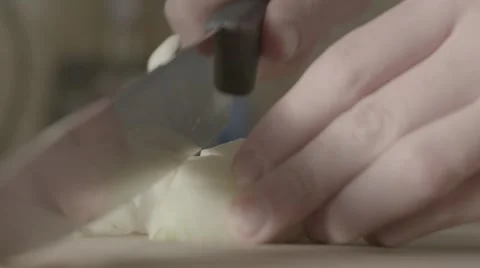 Dicing onions, slow motion 動画素材 56779568