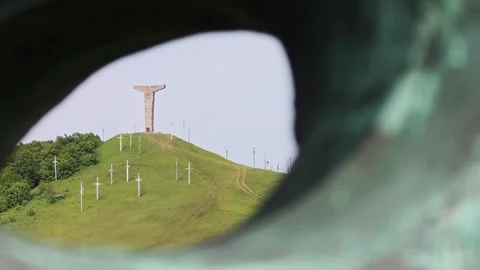 Didgori Battle monument seen through a hole Vidéo 315360635