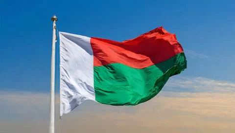 Die Fahne von Madagaskar, flattert im Wind, isoliert, gegen den blauen Him... Stock Photos