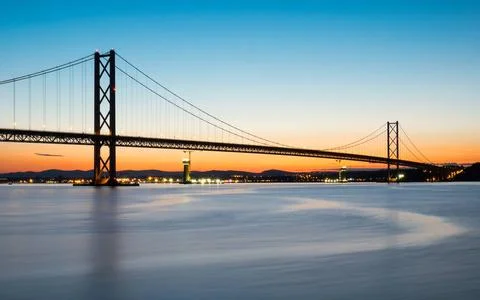 Die Forth Road Bridge nach Sonnenuntergang Die Forth Road Bridge in Schott... Stock Photos