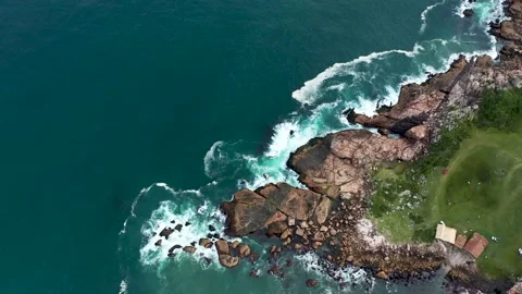 Die Insel Ilha do Batuta vor dem Strand Praia do Luz und Praia da Rosa. Ins.. Stock Footage 232386893