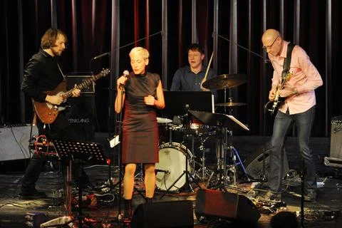 Die Jazz-Combo KUU! mit (v.l.n.r.) Kalle Kalima (g.), Jelena Kuljic (voc.)... Stock Photos
