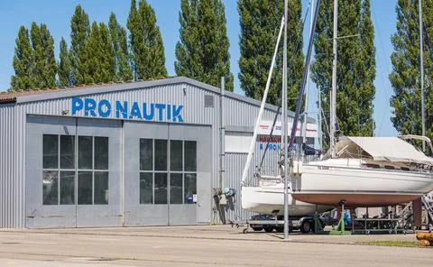  Die KMU Firma Pro Nautik AG ist die Schiffswerft im Romanshorner Hafen. (... Stock Photos