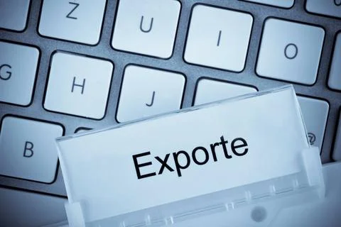 Die Mappe eines Hängeregisters vor einer Computertastatur zum Thema Export.. Stock Photos