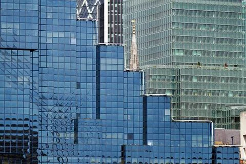 Die moderne Fassade eines BÂ¸rohauses London, England McPBBO *** The moder. Stock Photos