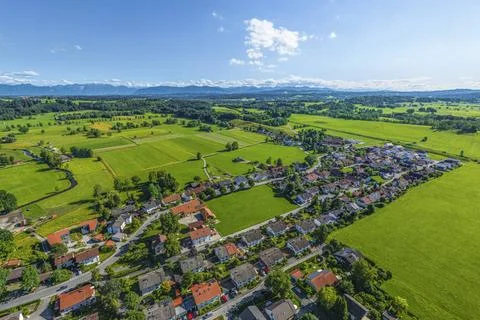 Die oberbayerische Gemeinde Polling im Alpenvorland bei Weilheim von oben ... Stock Photos