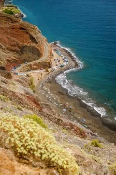 Die Playa de las Gaviotas auf Teneriffa mit ihren schroffen Klippen, dem d... Stock Photos